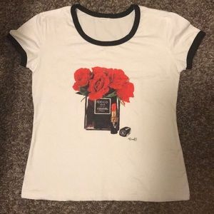 Chic M size White Graphic Tee.Beautiful/NWOT💕💕